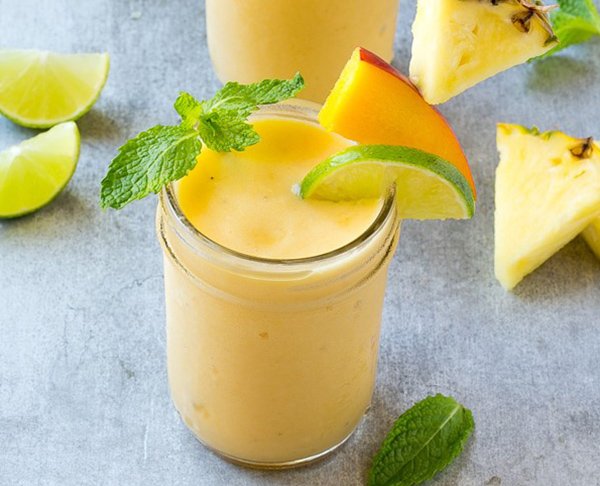 Sommerlicher Frühstücks-Smoothie mit tropischen Früchten